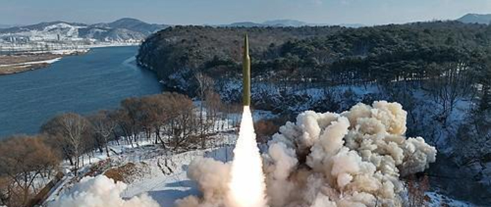 북한이 고체연료를 사용한 극초음속 중장거리 탄도미사일(IRBM) 시험 발사에 성공했다고 조선중앙통신이 15일 보도했다. 연합뉴스