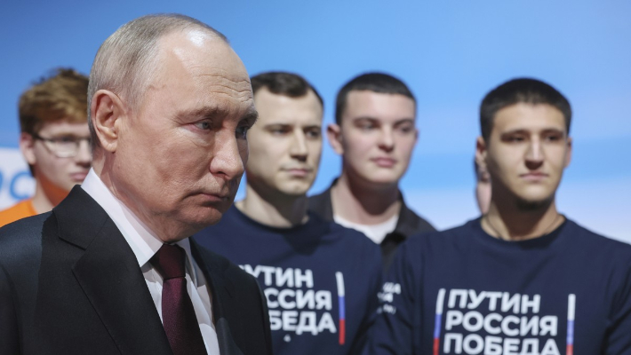 17일(현지시간) 블라디미르 푸틴 러시아 대통령이 모스크바에서의 선거가 끝난 뒤 자신의 선거캠프를 찾은 모습. 연합뉴스