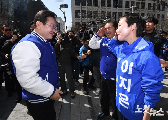 거수경례 받는 이재명