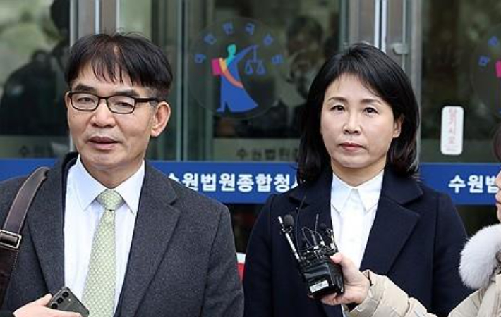 올해 2월 26일 공직선거법 위반 혐의 첫 공판에 참석한 김혜경 씨와 김칠준 변호사. 연합뉴스