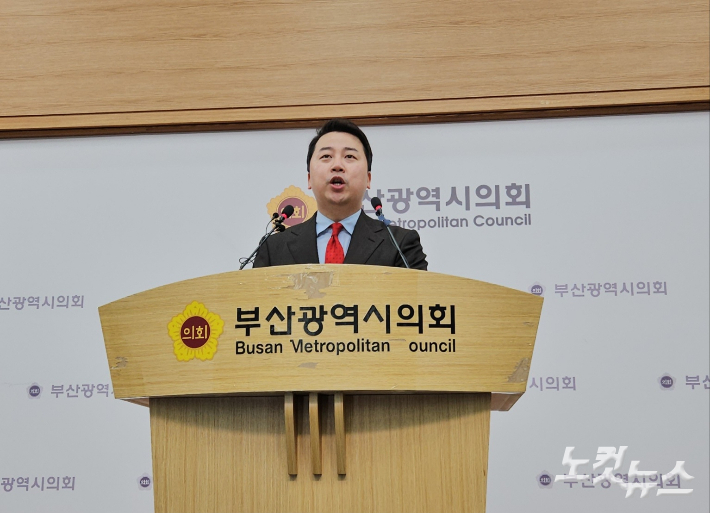 장예찬 전 국민의힘 후보가 18일 오후 부산시의회 브리핑룸에서 긴급 기자회견을 열고 무소속 출마를 선언하고 있다. 김혜민 기자