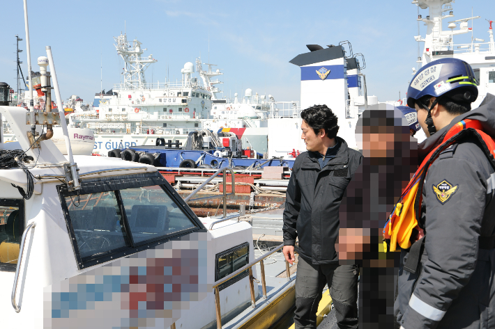 목포해양경찰서가 밀항선박을 조사하고 있다. 목포해경 제공