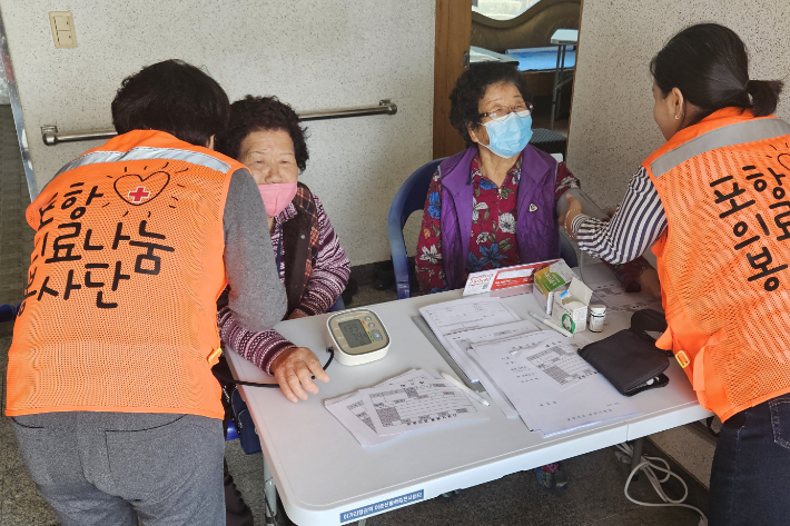 의료봉사에는 내과와 치과, 한방과, 임상병리검사, 발마사지 등으로 진행됐으며, 20여 명의 봉사단원이 참여해 40여 명의 마을어르신들이 검사와 진료를 받았다. 포항의료돌봄지원단 제공