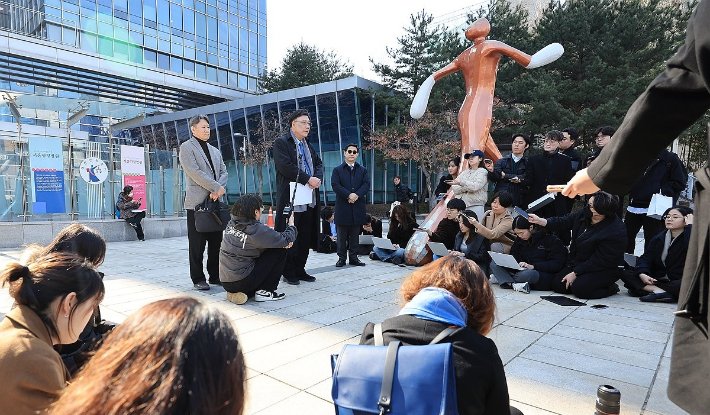 김창수 전국의과대학교수협의회 비상대책위원장과 법률 대리인 이병철 변호사가 지난 14일 서초구 서울행정법원에서 협의회가 보건복지부 장관과 교육부 장관을 상대로 낸 의대 증원 취소소송·집행정지 가처분 신청과 관련해 입장을 밝히고 있다. 연합뉴스