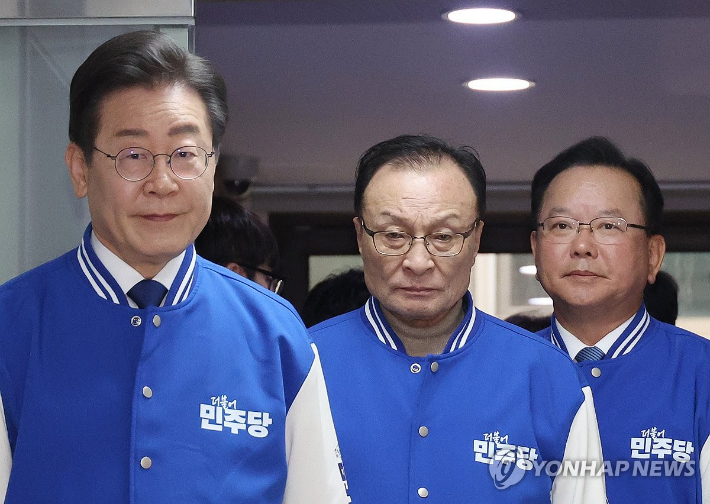 (서울=연합뉴스) 신준희 기자 = 12일 더불어민주당 여의도 당사에서 열린 선거대책위원회 출범식에서 상임선대위원장을 맡은 이재명 대표(왼쪽부터)와 이해찬 전 대표, 김부겸 전 국무총리가 함께 입장하고 있다. 2024.3.12 hama@yna.co.kr 연합뉴스