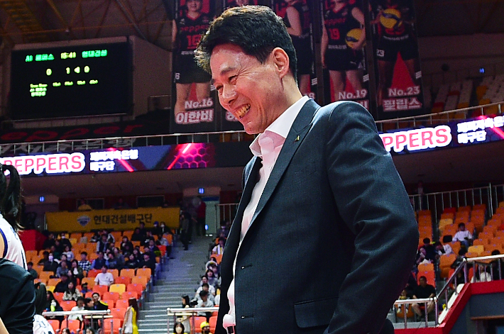 1위 확정 후 환한 미소를 짓는 강 감독. KOVO 제공