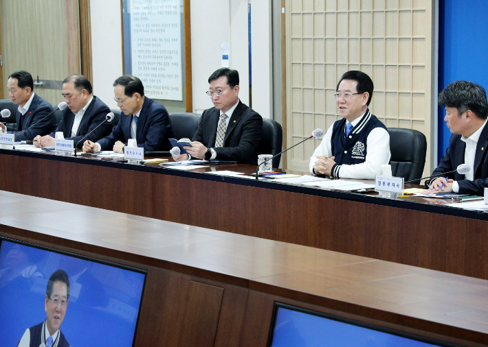 김영록 전라남도지사가 19일 오전 도청에서 실국장 정책회의를 주재하고 있다. 전라남도 제공 