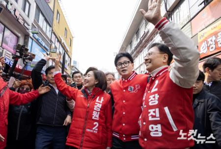 한동훈 국민의힘  총괄선대위원장이 19일 오후 서울 관악구 사당동 남성사계시장을 방문해 동작을 지역구에 출마한 나경원 공동선대위원장, 관악갑 지역구에 공천을 받은 장진영 후보와 함께 시민들에게 인사하고 있다.20240319