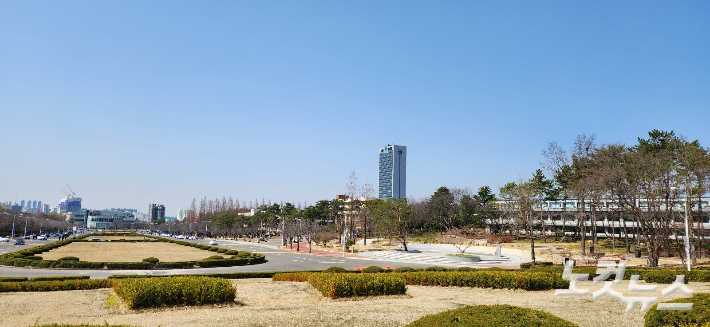 영남대 경산캠퍼스 멀리 중앙도서관 건물이 보인다. 이재기 기자 