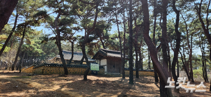 영남대 민촉촌에 옮겨 놓은 전통 한옥. 이재기 기자 