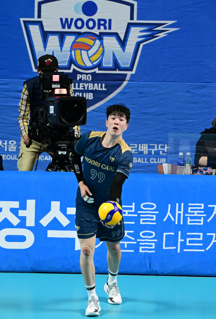 서브를 준비하는 우리카드 김지한. KOVO 제공