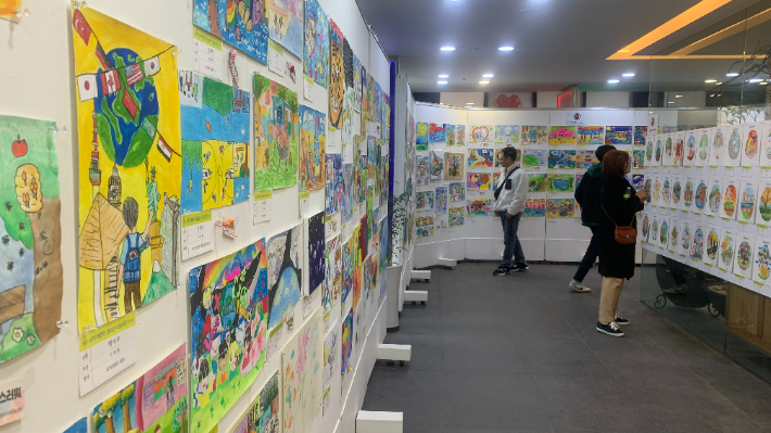 이번 미술대전에서 상을 받은 어린이 청소년들의 작품 백여점이 4월 14일까지 과천로고스미술관에 전시된다.  