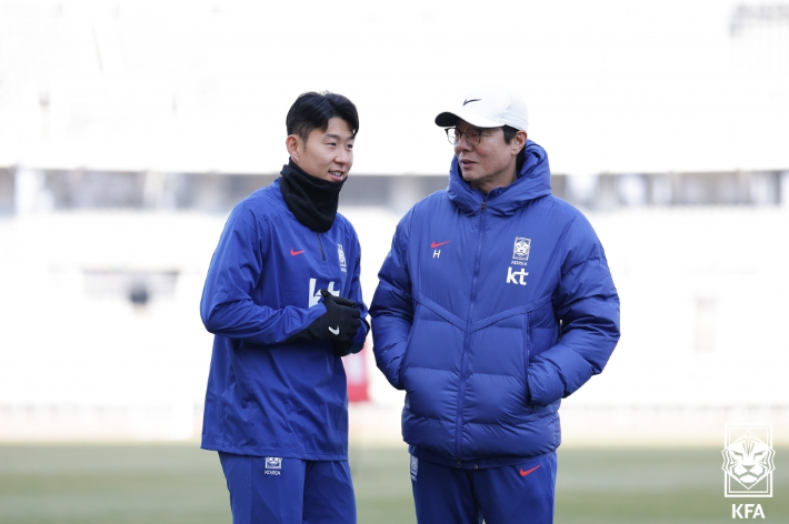 손흥민과 황선홍 감독. 대한축구협회 제공