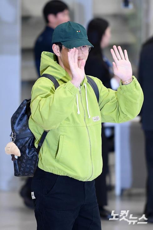 팬들에게 인사하는 이강인