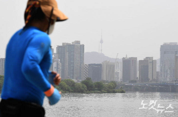 서울 여의도 한강공원에서 바라본 도심이 뿌옇게 보이고 있다. 황진환 기자