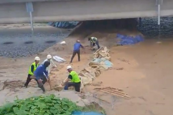 지난해 7월 15일 붕괴 전 보수작업이 이뤄지고 있는 미호강 임시제방 현장 모습. 오송읍 주민 제공