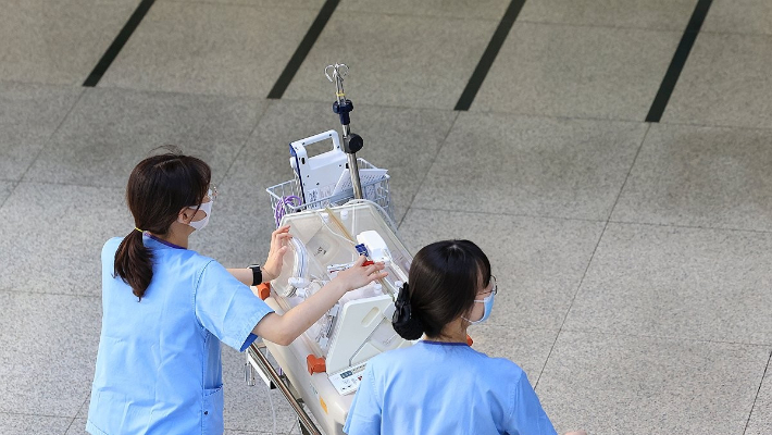 간호사가 의료 현장에서 더 많은 진료행위를 할 수 있게 된 지난 8일 서울 시내 한 대학병원에서 간호사가 이동하고 있다. 연합뉴스