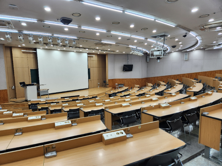 의대 정원 확대 방침에 반발한 의대생들이 집단 휴학을 하면서 양산 부산대 의과대학 강의실이 텅 비어 있다. 정혜린 기자