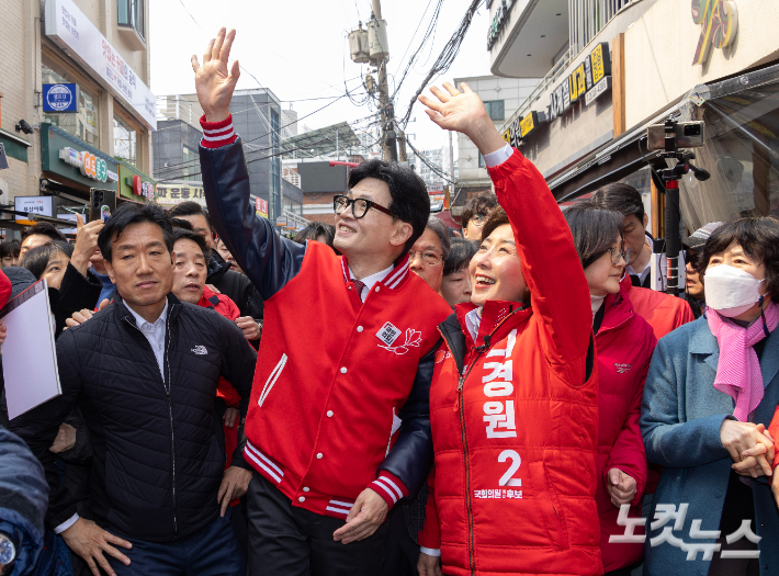 한동훈 국민의힘 비상대책위원장 겸 총괄선거대책위원장이 19일 오후 서울 동작구 남성사계시장을 방문해 동작을 지역구에 출마한 나경원 공동선대위원장과 함께 시민들을 만나고 있다. 윤창원 기자