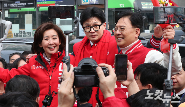 한동훈 국민의힘 비상대책위원장 겸 총괄선거대책위원장이 19일 오후 서울 동작구 남성사계시장에서 나경원, 장진영 동작구 출마 후보들과 지지를 호소하고 있다. 윤창원 기자