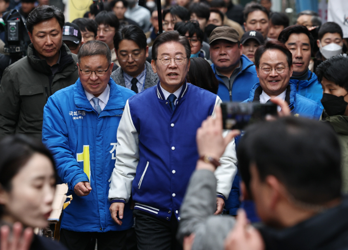 더불어민주당 이재명 대표가 19일 오전 강원 춘천시 중앙시장을 방문해 상인 및 시민들과 인사하고 있다. 연합뉴스 