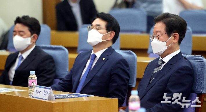더불어민주당 박용진 의원(가운데)·이재명 대표(오른쪽). 윤창원 기자