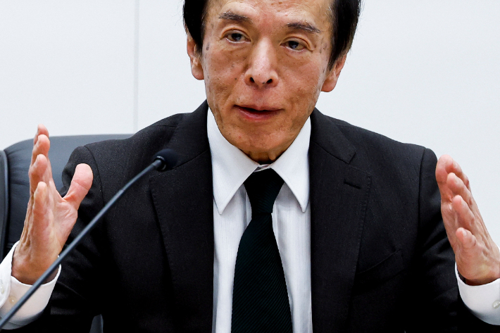 일본 중앙은행인 일본은행 우에다 가즈오 총재가 19일 기자회견에서 발언하고 있다. 연합뉴스