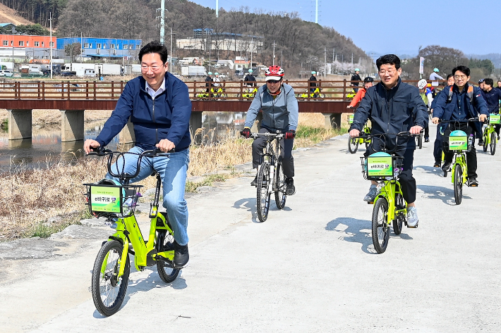 지난해 4월 원강수 원주시장 등이 원주천 르네상스 조성사업 자전거 라이딩 현장실사에 나서고 있다. 원주시 제공 