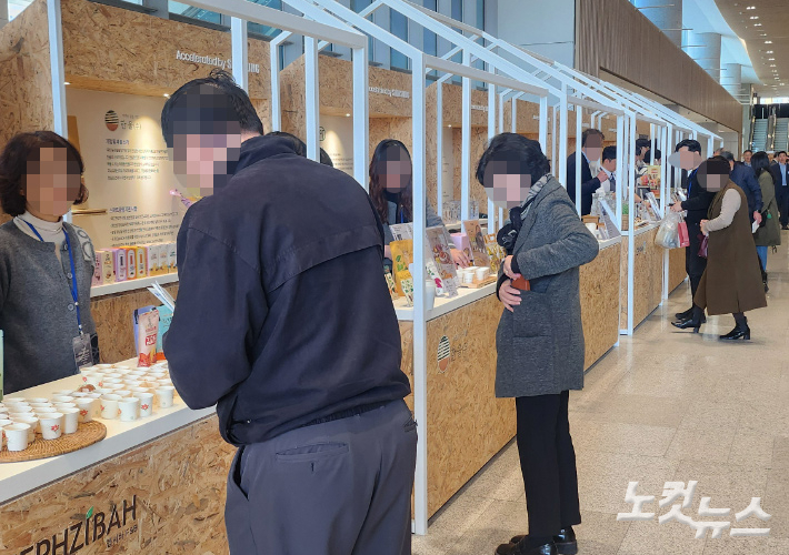 20일 삼성전자 제55기 주주총회가 열리는 경기도 수원컨벤션센터에서 삼성전자 주주들이 주총 참석을 위한 확인절차를 진행하고 있다. 조태임 기자