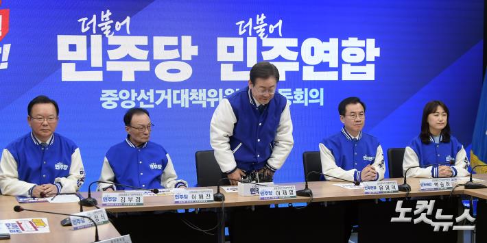 인사하는 이재명 대표