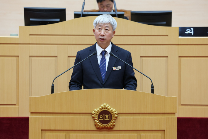 전라남도의회 박형대 의원(진보당, 장흥 1)이 20일 본회의장에서 5분 자유발언을 통해 '전남 12개 시군의 K-패스 미도입' 문제를 지적하고 있다. 전남도의회 제공