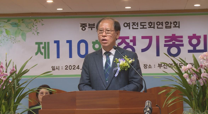 오태식 목사(중부산노회 노회장)가 '먼저 할 일'이라는 제목으로 설교를 하고 있다.