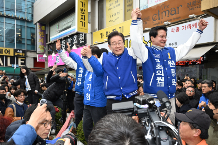 원주 중앙시장 방문한 이재명 대표. 연합뉴스