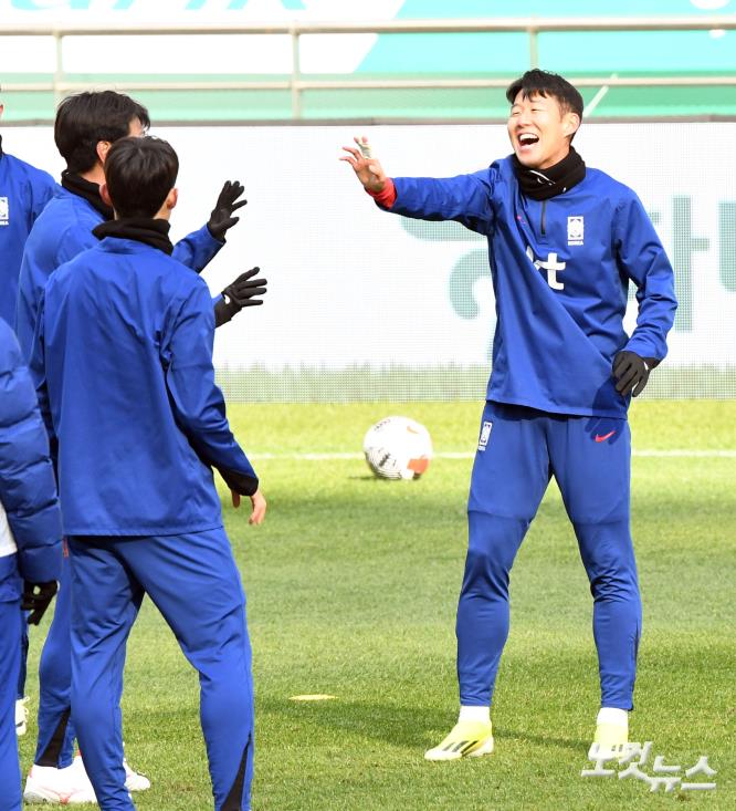 눈에 띄는 손흥민의 손가락 붕대