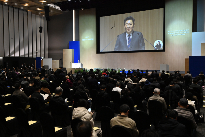 한종희 삼성전자 부회장이 20일 경기 수원시 수원컨벤션센터에서 열린 제55기 삼성전자 정기주주총회에서 발언하고 있다. 연합뉴스