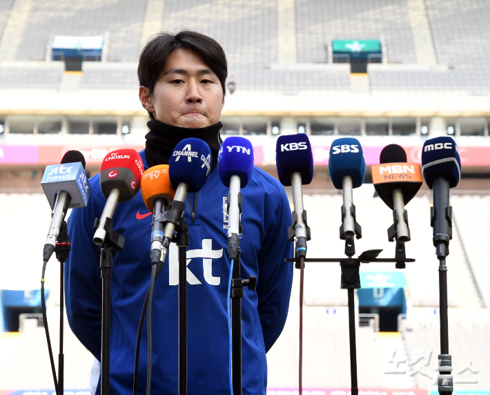 '하극상 논란'의 중심에 섰던 축구대표팀 이강인이 20일 오후 서울 마포구 월드컵경기장에서 '2026 북중미 월드컵' 아시아 2차예선 C조 3차전 공식훈련 전 입장을 밝히고 있다. 황진환 기자