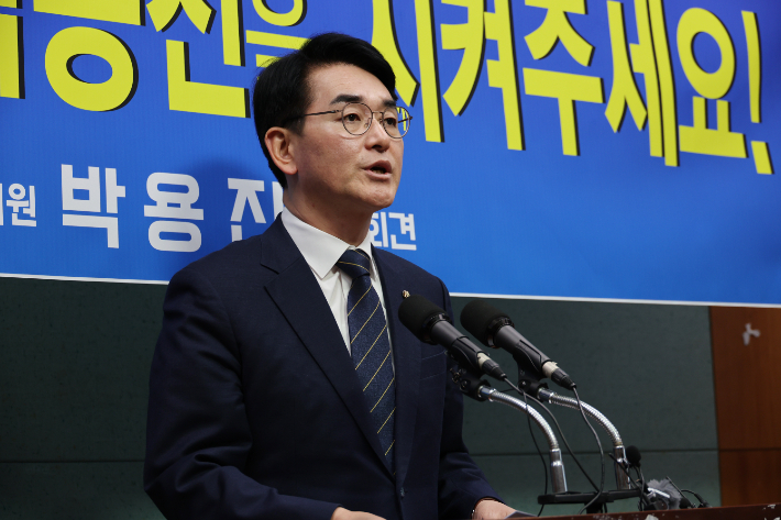 기자회견 하는 민주당 박용진 의원     (전주=연합뉴스) 임채두 기자 = 더불어민주당 서울 강북을 당내 경선에서 조수진 변호사와 맞붙게 된 박용진 의원이 18일 오후 전북특별자치도의회에서 기자회견을 열고 지지를 호소하고 있다. 2024.3.18     doo@yna.co.kr (끝)   연합뉴스