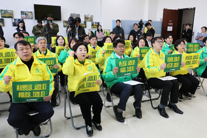 18일 국회에서 열린 녹색정의당 선거대책위원회 출범식에서 김준우 상임대표와 심상정 원내대표 등 참석자들이 구호를 외치고 있다. 연합뉴스