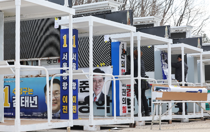 제22대 국회의원선거 유세차량 제작업체에서 관계자들이 유세차량을 제작하고 있다. 연합뉴스