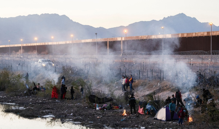 멕시코 시우다드후아레스에 미국으로 이주를 원하는 주민들이 국경 근처에 모여 있다. 연합뉴스