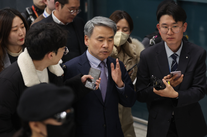 해병대 채모 상병 순직 사건 외압 의혹으로 수사받는 이종섭 주호주 대사가 21일 오전 인천 영종도 인천국제공항 제1터미널을 통해 귀국한 뒤 취재진 질문에 답하며 이동하고 있다. 연합뉴스