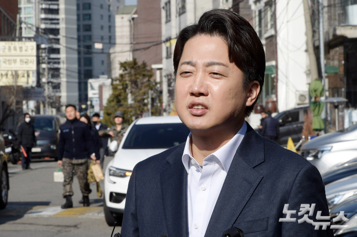 개혁신당 이준석 대표가 21일 오전 서울 용산구 중앙지역군사법원 인근에서 3차 공판에 출석하는 박정훈 전 수사단장과 면담 후 취재진의 질문에 답변을 하고 있다. 윤창원 기자