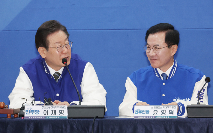 21일 광주 김대중컨벤션센터에서 열린 더불어민주당과 더불어민주연합의 현장 선거대책위원회의에서 민주당 이재명 상임공동선대위원장이 발언하고 있다. 연합뉴스