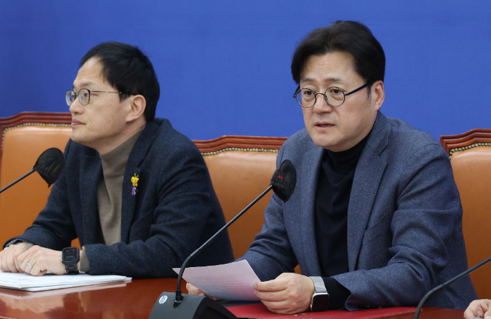 더불어민주당 홍익표 원내대표가 21일 국회에서 이종섭 호주대사 해임 및 수사 촉구 기자간담회를 하고 있다. 연합뉴스