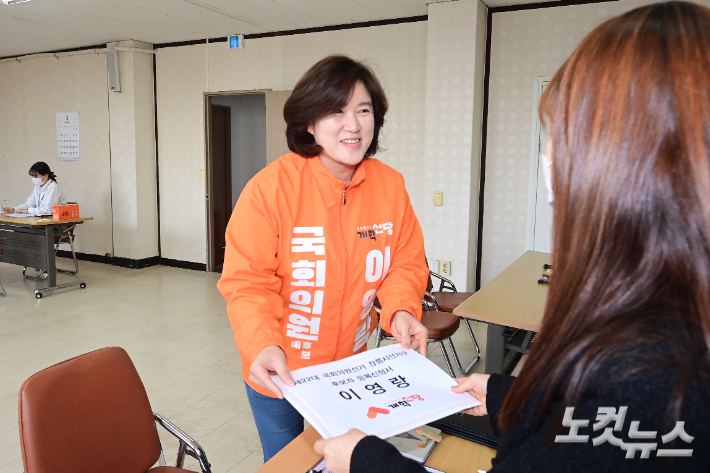 21일 오전 후보자 등록을 마친 개혁신당 이영랑 후보. 전영래 기자