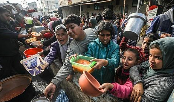식량 배급 받는 가자지구 주민들. 연합뉴스