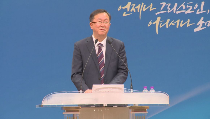 신진수 목사(고신총회 서기)가 '예수의 이름을 전하는 교회'라는 제목으로 말씀을 전하고 있다.