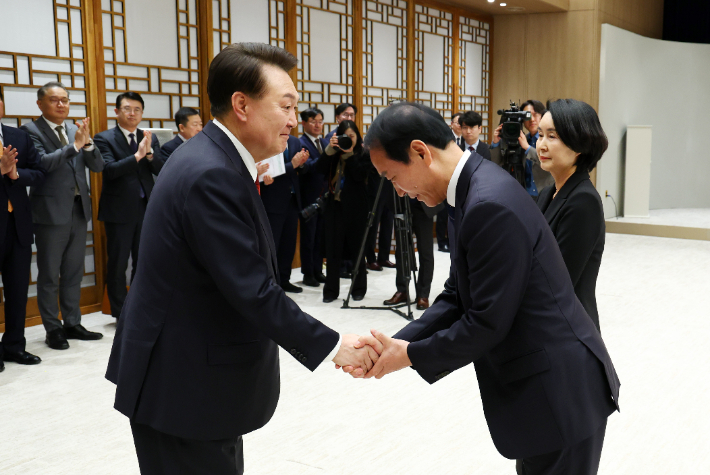 윤석열 대통령이 21일 서울 용산 대통령실 청사에서에서 열린 임명장 수여식에 앞서 주기환 전 국민의힘 광주시당위원장과 악수하고 있다. 연합뉴스