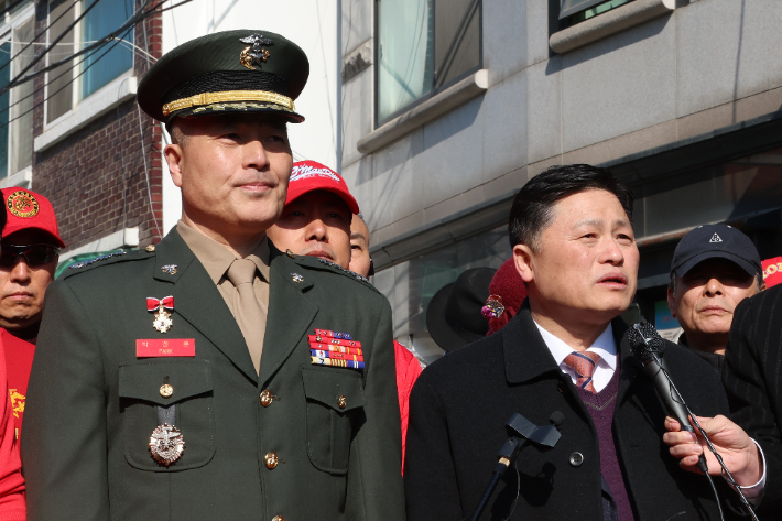 3차 공판 출석하는 박정훈 대령     (서울=연합뉴스) 김주성 기자 = 해병대 채모 상병 순직사건 수사 이첩 관련 항명 및 상관명예훼손 혐의로 기소된 박정훈 전 수사단장(대령)이 21일 오전  3차 공판이 열리는 서울 용산구 중앙지역군사법원 앞에서 개혁신당 이준석 대표, 해병대 예비역들과 함께 기자회견을 하고 있다. 2024.3.21     utzza@yna.co.kr (끝)   연합뉴스