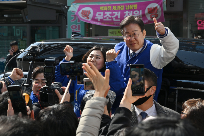 더불어민주당 이재명 대표가 인천연수갑 박찬대, 동구미추홀구을 남영희 후보를 지지방문차 20일 인천시 미추홀구 토지금고시장을 방문해 시민들에게 인사하고 있다. 윤창원 기자